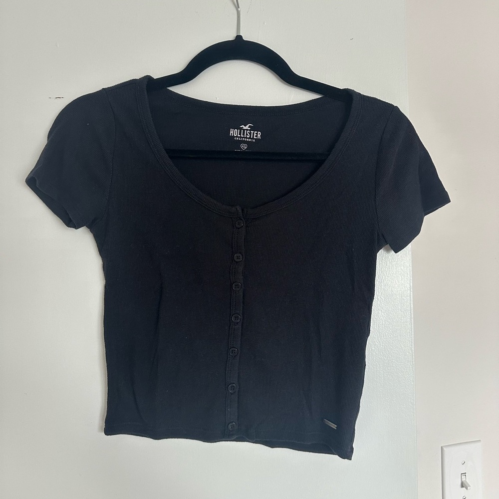 Fitted black slightly cropped tee